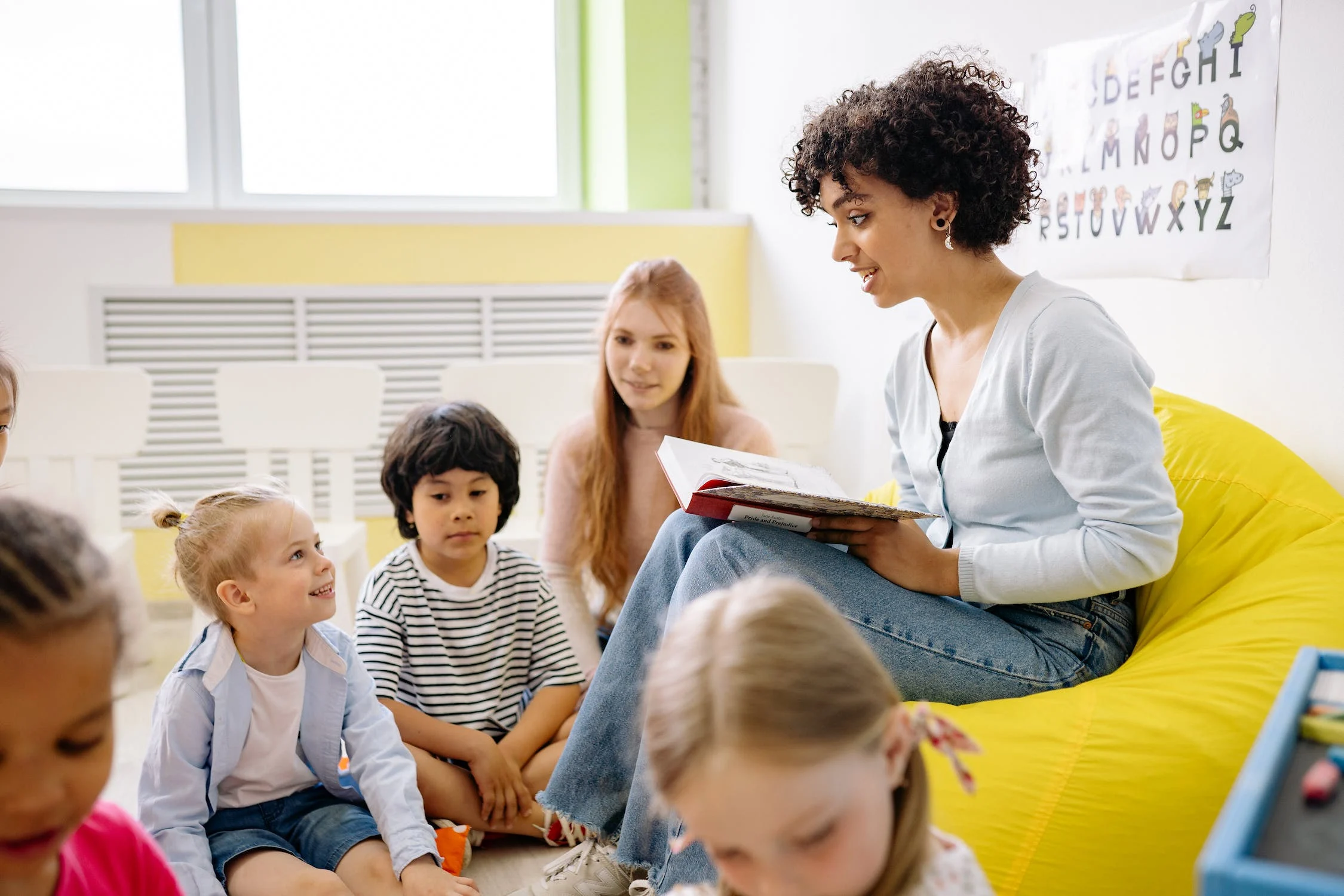 Read more about the article The Ultimate Guide to Educational Read-Alouds for Language Development and Early Learning